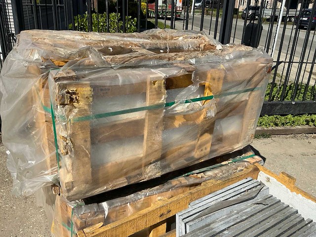 25,6 m2 natuurstenen tegels - afbeelding 1 van  3