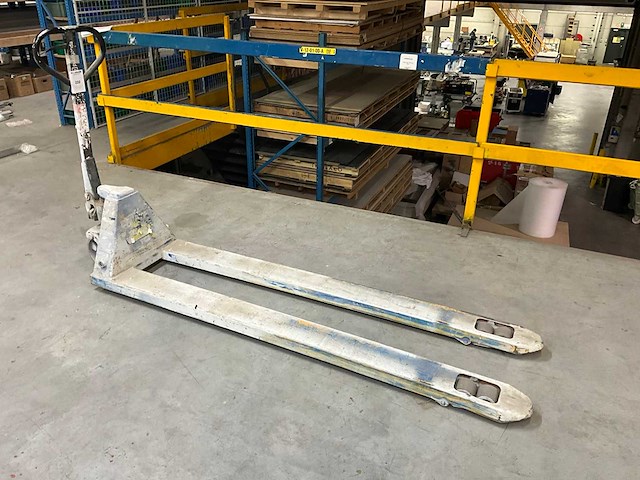 2,5t hand hydraulische palletwagen op zolderverdieping - afbeelding 1 van  3
