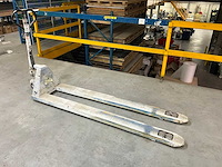 2,5t hand hydraulische palletwagen op zolderverdieping - afbeelding 1 van  3