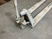 2,5t hand hydraulische palletwagen op zolderverdieping - afbeelding 2 van  3