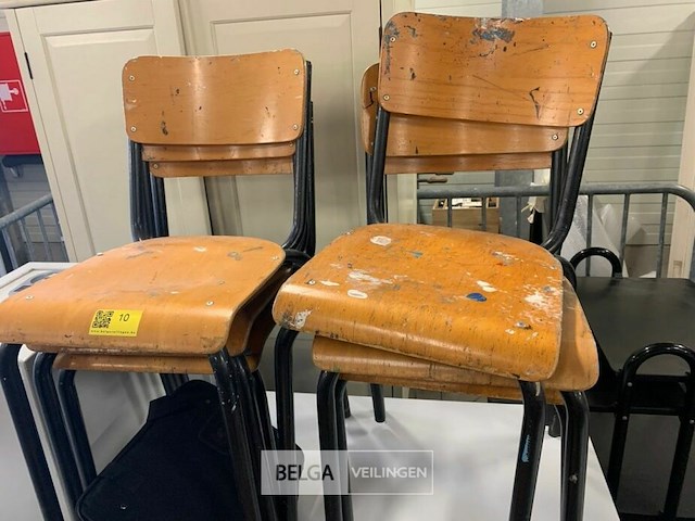 26 stapelbare houten stoelen - afbeelding 1 van  4