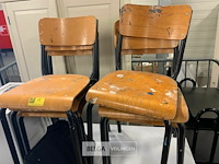 26 stapelbare houten stoelen - afbeelding 1 van  4