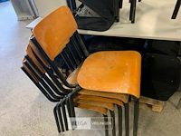 26 stapelbare houten stoelen - afbeelding 2 van  4