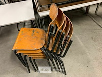 26 stapelbare houten stoelen - afbeelding 3 van  4