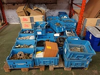 26x stapelbare kunststof bak + inhoud