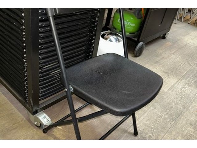 27 klapstoelen + opbergkar - afbeelding 2 van  7