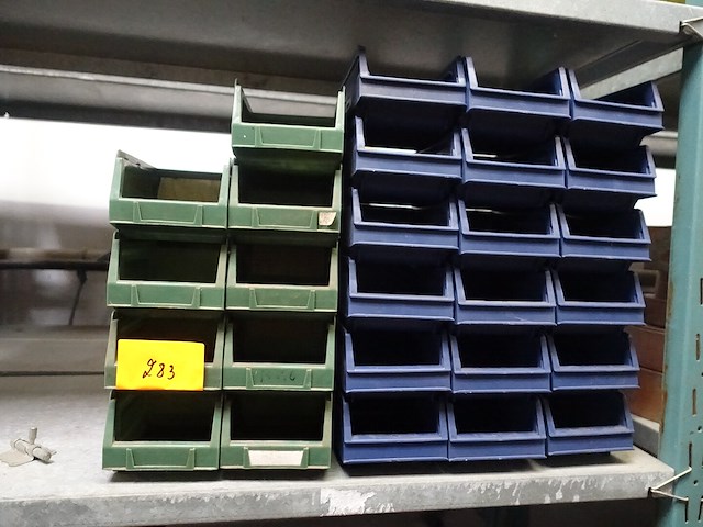 27 plastieken stapelbakken - afbeelding 1 van  2