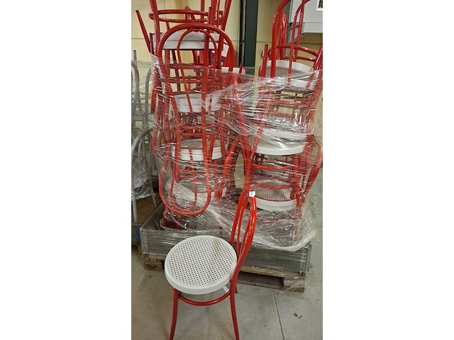 27 rode thonet stoelen - afbeelding 1 van  2