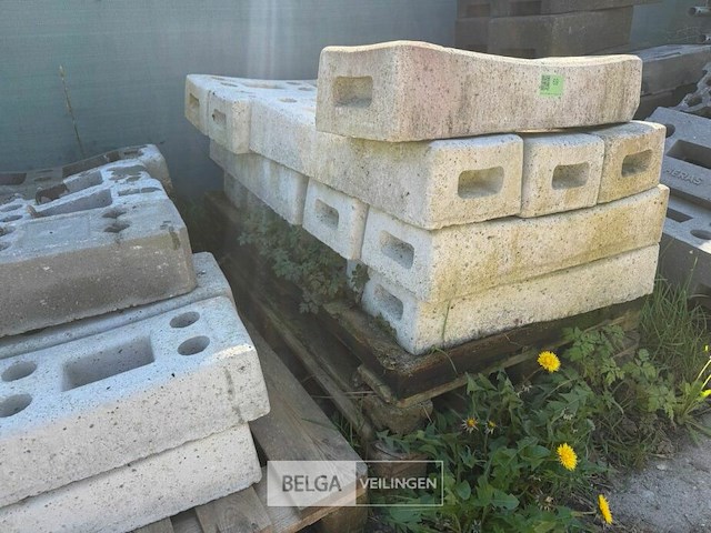 ± 28 betonvoeten - afbeelding 1 van  4