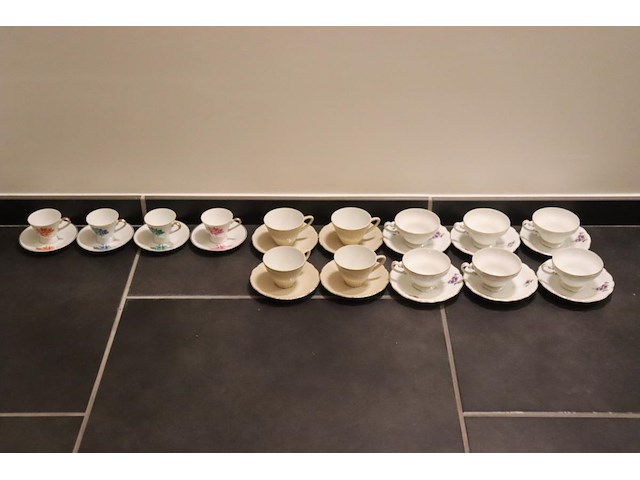 28 diverse stuks theeservies - afbeelding 1 van  11