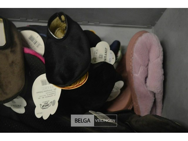 ±28 paar div huissloffen - afbeelding 2 van  3