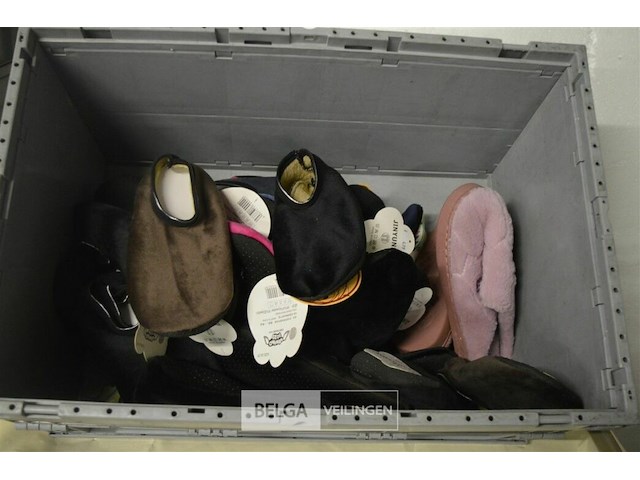±28 paar div huissloffen - afbeelding 1 van  3