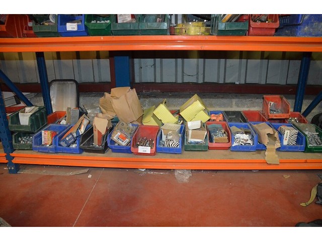 28 pvc bakjes met schroeven, bouten, rondellen en nagels - afbeelding 1 van  6