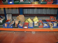28 pvc bakjes met schroeven, bouten, rondellen en nagels