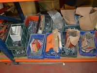 28 pvc bakjes met schroeven, bouten, rondellen en nagels - afbeelding 2 van  6
