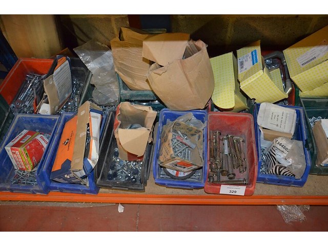 28 pvc bakjes met schroeven, bouten, rondellen en nagels - afbeelding 3 van  6