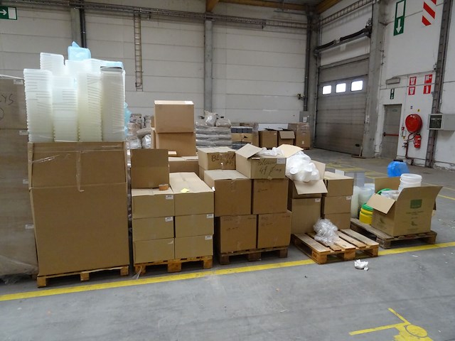 28x pallet diverse plastic potjes/emmers - afbeelding 9 van  30
