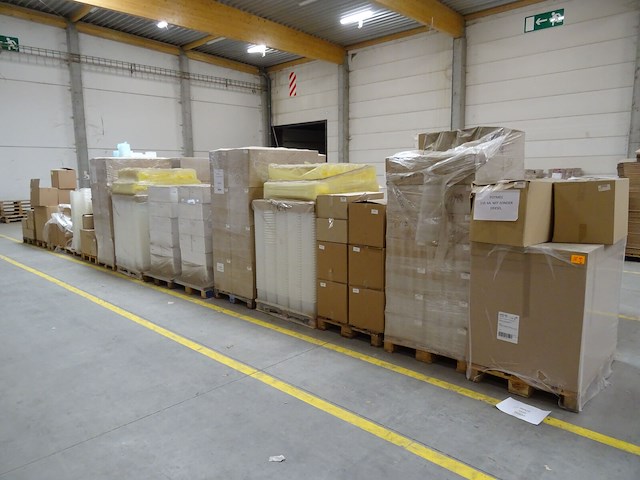 28x pallet diverse plastic potjes/emmers - afbeelding 1 van  30