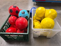 (29x) voetballen en speelhamer - afbeelding 2 van  3