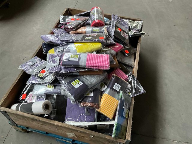 2lif palletdeal met o.a. tafellopers en display stof - afbeelding 2 van  6