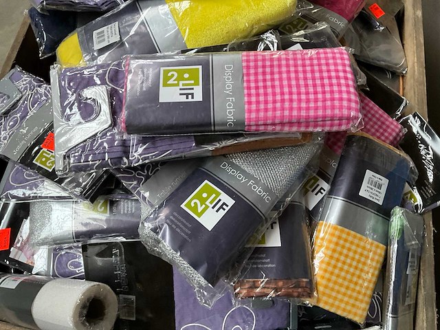 2lif palletdeal met o.a. tafellopers en display stof - afbeelding 3 van  6