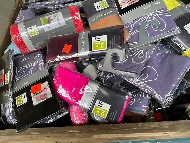 2lif palletdeal met o.a. tafellopers en display stof - afbeelding 6 van  6