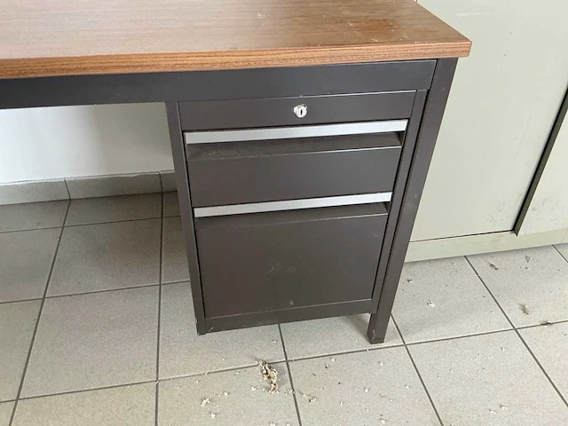 2m op 1m75 met ladekast bureautafel - afbeelding 2 van  2