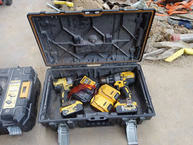 2x accu boorhamer dewalt - afbeelding 1 van  4