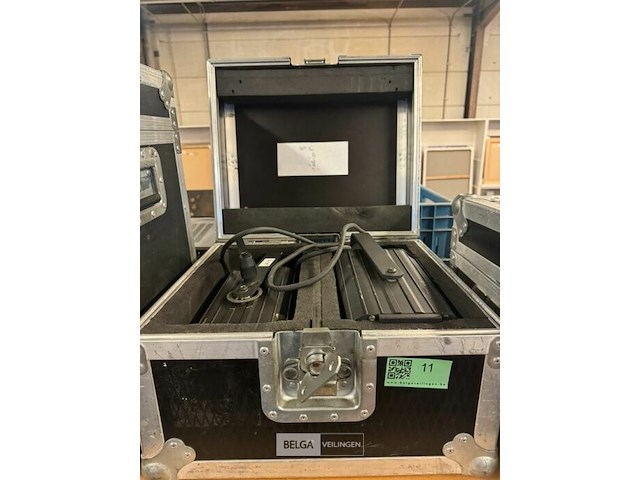 2x adb lamp in flightcase - afbeelding 1 van  4