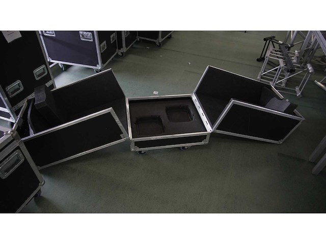 2x aed flghtcase empty robert juliat 710sx - afbeelding 2 van  2