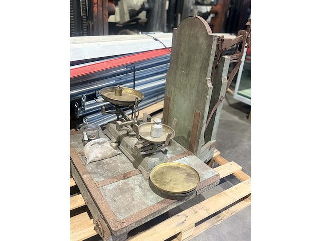 2x antieke weegschaal en gewichten - afbeelding 1 van  7