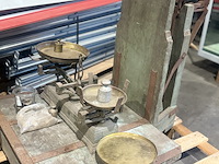 2x antieke weegschaal en gewichten - afbeelding 1 van  7