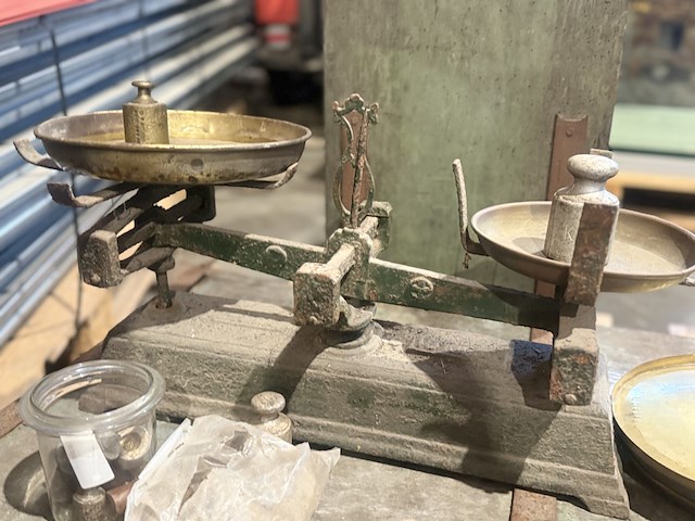 2x antieke weegschaal en gewichten - afbeelding 2 van  7