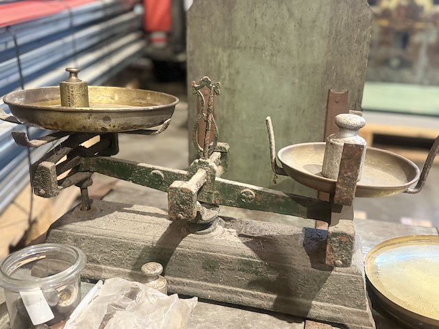 2x antieke weegschaal en gewichten - afbeelding 3 van  7