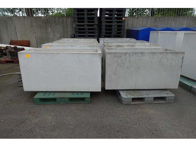 2x betonnen bloembak - afbeelding 1 van  4
