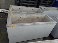 2x betonnen bloembak - afbeelding 1 van  2