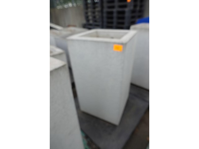 2x betonnen bloembak - afbeelding 1 van  2