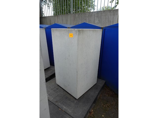 2x betonnen bloembak - afbeelding 1 van  2
