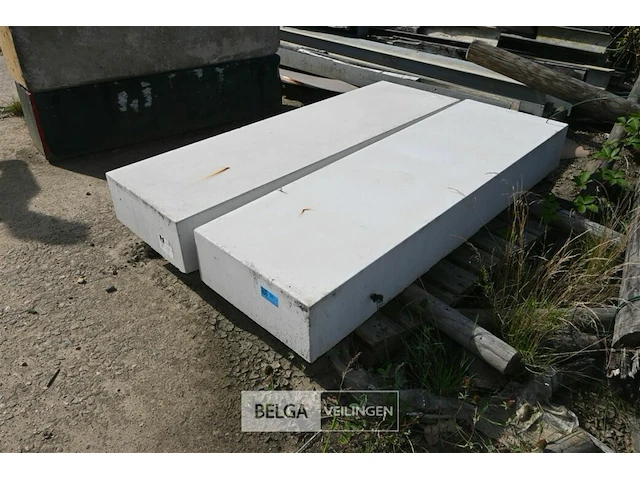 2x betonnen sokkels - afbeelding 1 van  4