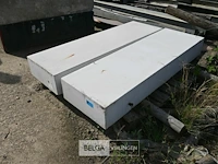 2x betonnen sokkels