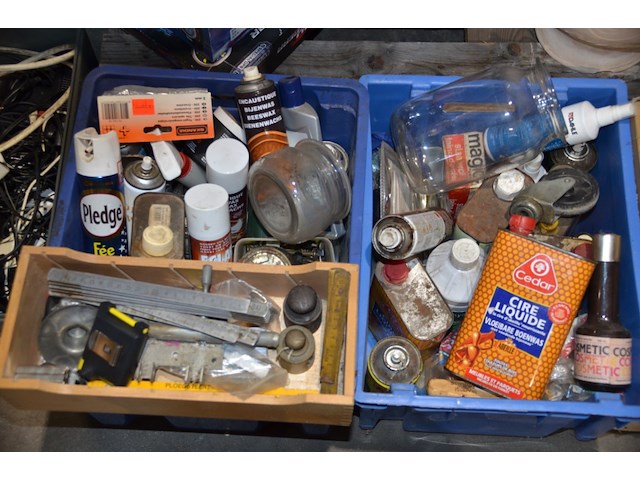 2x blauwe bak met diverse producten - afbeelding 1 van  2