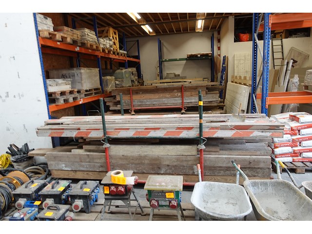 2x bok met inhoud - afbeelding 1 van  8