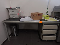 2x bureau + toebehoren - afbeelding 1 van  5