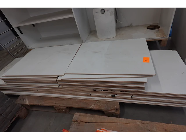 2x divers houten meubel + houten panelen - afbeelding 2 van  6