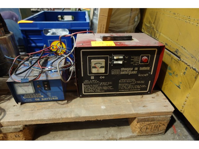 2x diverse batterijladers - afbeelding 1 van  6