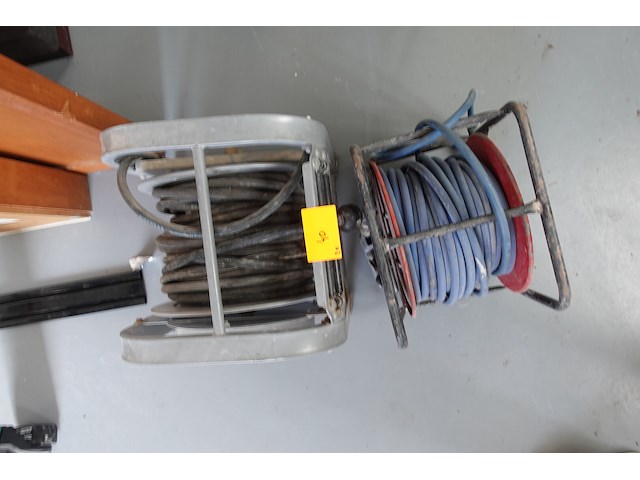 2x diverse luchtkabel op haspel - afbeelding 1 van  5