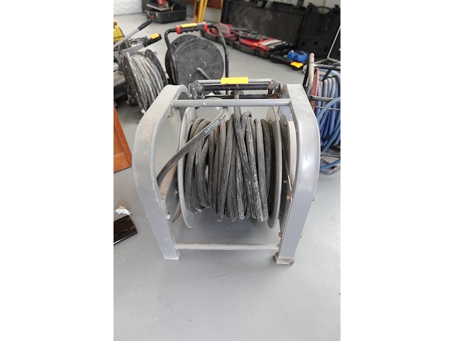 2x diverse luchtkabel op haspel - afbeelding 3 van  5