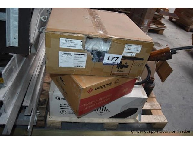 2x diverse omvormers, diverse, wo. huawei sun2000-5ktl-m1 en goodwe, werking niet gekend - afbeelding 1 van  2