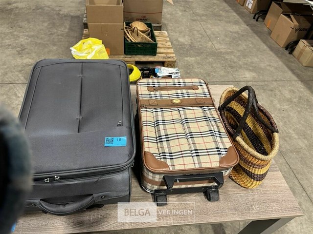 2x diverse reiskoffer + rieten tas - afbeelding 2 van  6