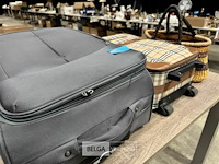 2x diverse reiskoffer + rieten tas - afbeelding 3 van  6